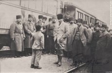 Mustafa Kemal Vezirhan'da, bir çocuk kendisine çok uzun bir şiir okuyor. (16 Ocak 1923).jpg