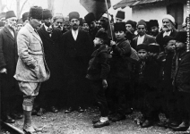 Mustafa Kemal Vezirhan'da, bir çocuk kendisine çok uzun bir şiir okuyor. (16.01.1923) 1.png