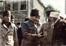 Başkomutan Mustafa Kemal, beraberindeki komutanlar İzmit'te. (18.01.1923)1~1.jpg