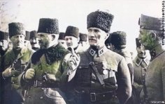 Başkomutan Mustafa Kemal, beraberindeki komutanlarla İzmit'te denetlemelerde bulunurken. (18 ...jpeg