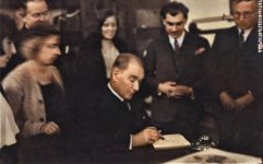 Mustafa Kemal Atatürk İzmir Kız Lisesi'nde hatıra defterine iltifatlarını yazarken. (01.02.193...jpg