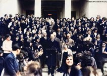 Atatürk İzmir Kız Lisesi'nden ayrılırken, öğretmen ve öğrencilerle. (01.02.1931) 4343-gigapixe...jpg