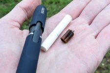 Bir IQOS cihaz ve IQOS Sigarası Bir IQOS cihaz ve IQOS Sigarası